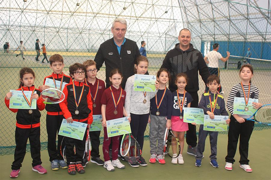 Copii cu diplome și medalii la un turneu de tenis CS Livone